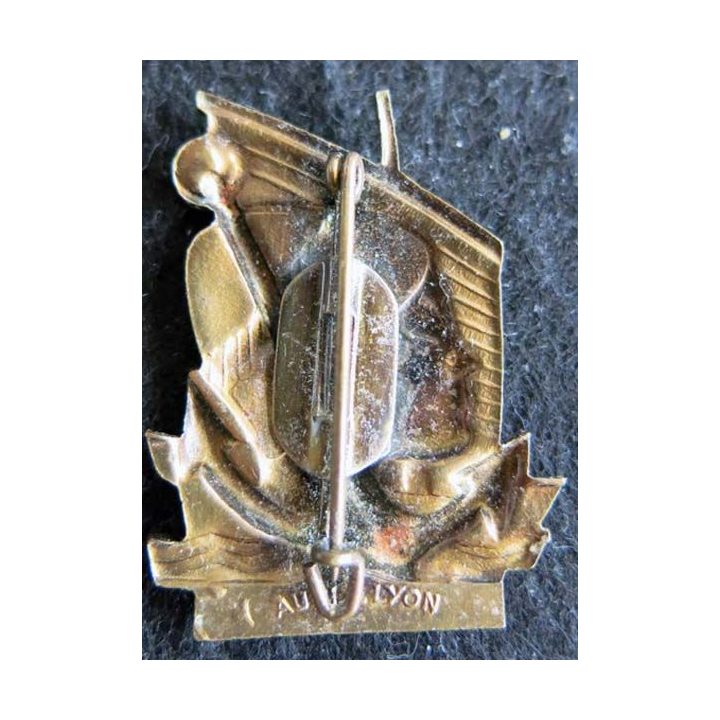 CT BORY  : insigne métallique de l'aviso escorteur Commandant Bory de fabrication Augis Lyon en émail