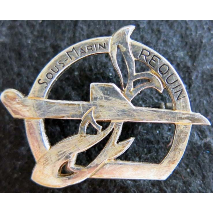 REQUIN : insigne métallique du sous marin Requin fabrication Arthus Bertrand Paris