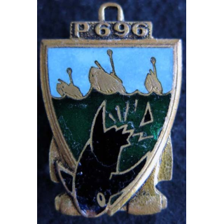 P. 696 : insigne métallique du patrouilleur P. 696 de fabrication Drago Olivier Métra Déposé en émail