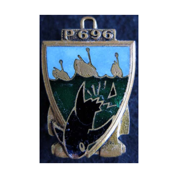 P. 696 : insigne métallique du patrouilleur P. 696 de fabrication Drago Olivier Métra Déposé en émail