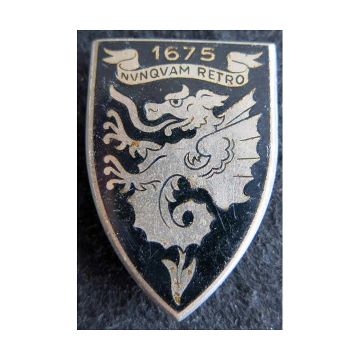 12° RD : insigne métallique du 12° régiment de dragons de fabrication Drago Paris G. 1093 émail