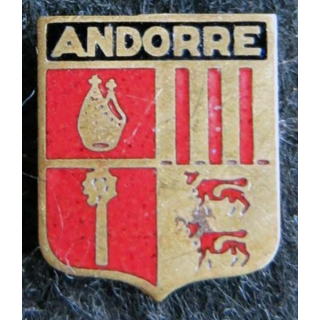 BLASON ANDORRE : insigne métallique ancien blason en émail de la Principauté d'Andorre 14 x 16 mm