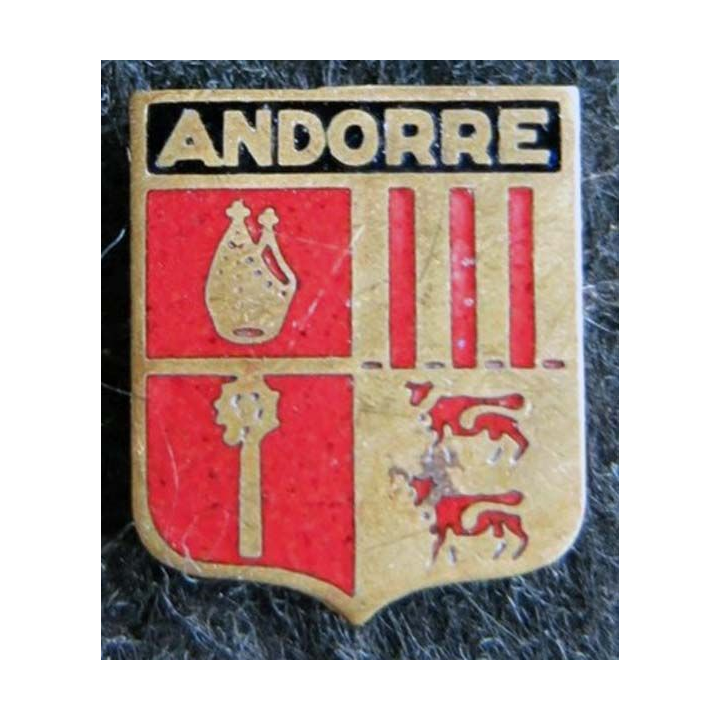 BLASON ANDORRE : insigne métallique ancien blason en émail de la Principauté d'Andorre 14 x 16 mm