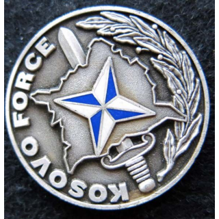 KOSOVO : Médaille de la Kosovo Force offerte par le commander MG Wolfgang Kopp