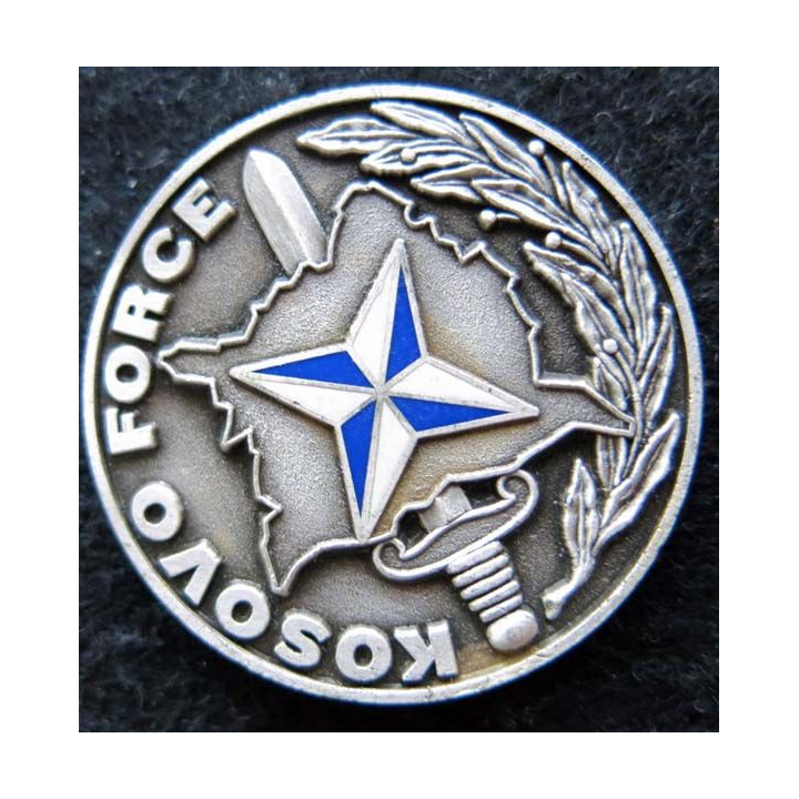 KOSOVO : Médaille de la Kosovo Force offerte par le commander MG Wolfgang Kopp