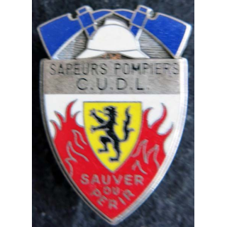 POMPIERS : insigne métallique des sapeurs pompiers de la communauté urbaine de Lille de fabrication AMC