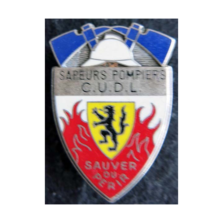 POMPIERS : insigne métallique des sapeurs pompiers de la communauté urbaine de Lille de fabrication AMC