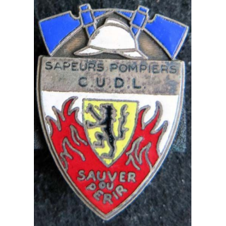 POMPIERS : insigne métallique des sapeurs pompiers de la communauté urbaine de Lille de fabrication Moret en émail