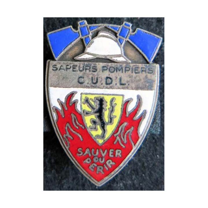 POMPIERS : insigne métallique des sapeurs pompiers de la communauté urbaine de Lille de fabrication Moret en émail