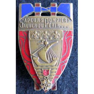 POMPIERS : insigne métallique des sapeurs pompiers de Paris en émail
