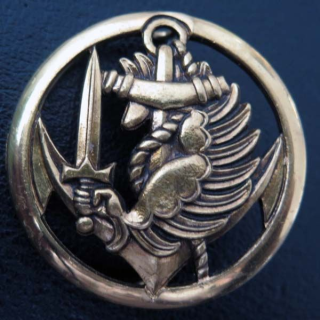 insigne de béret des commandos parachutistes coloniaux de fabrication Coinderoux