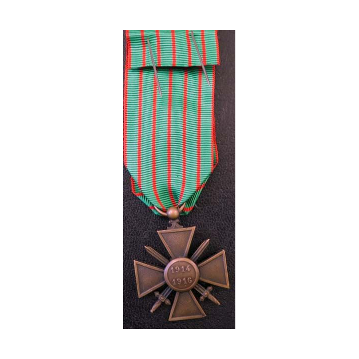 Croix de guerre 1914-1916 en bronze comportant 4 palmes et 1 clou