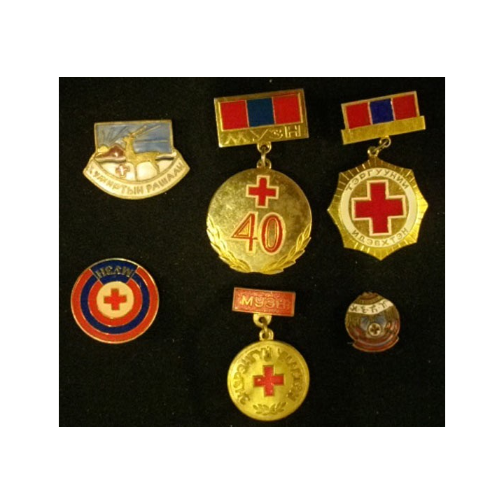 MONGOLIE : lot de 6 insignes de la croix rouge mongole en laiton peint ou en émail dont la taille varie de 2,9 cm à 5,5 cm