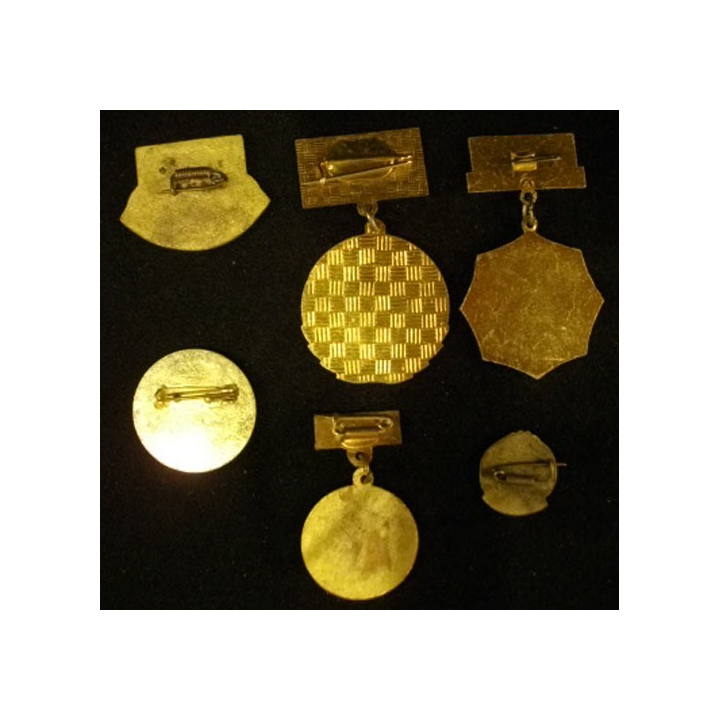 MONGOLIE : lot de 6 insignes de la croix rouge mongole en laiton peint ou en émail dont la taille varie de 2,9 cm à 5,5 cm