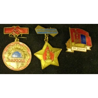 MONGOLIE : lot de 3 insignes mongols en laiton peint ou en métal émaillé de taille 2 à 3 cm