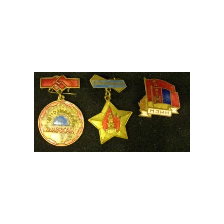 MONGOLIE : lot de 3 insignes mongols en laiton peint ou en métal émaillé de taille 2 à 3 cm