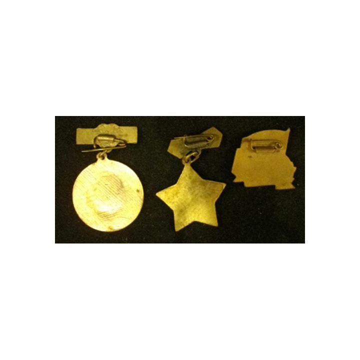MONGOLIE : lot de 3 insignes mongols en laiton peint ou en métal émaillé de taille 2 à 3 cm