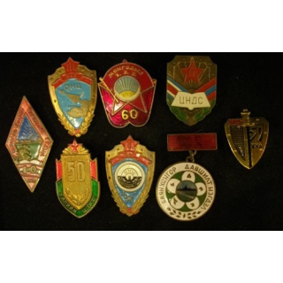 MONGOLIE : lot de 8 insignes militaires mongols en laiton ou en métal émaillé