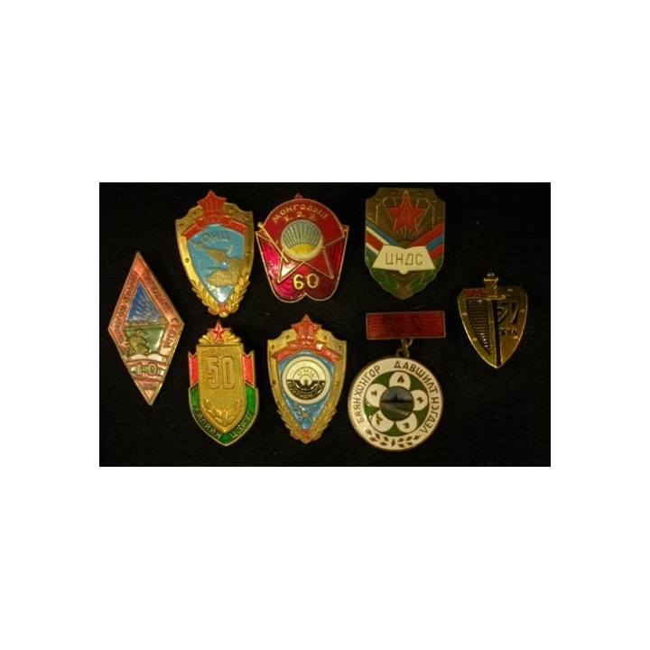 MONGOLIE : lot de 8 insignes militaires mongols en laiton ou en métal émaillé