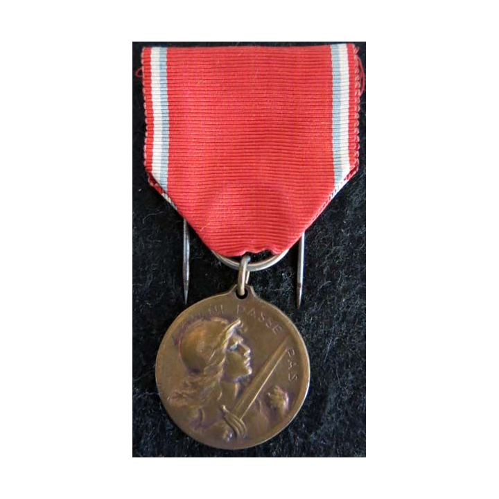FRANCE  : médaille commémorative de la bataille de Verdun 1916  Modèle VERNIER