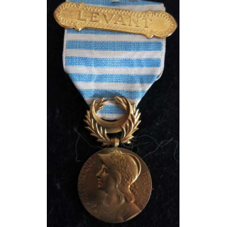 FRANCE : médaille commémorative du Levant en bronze de module 3 cm de diamètre avec sa barrette (220)
