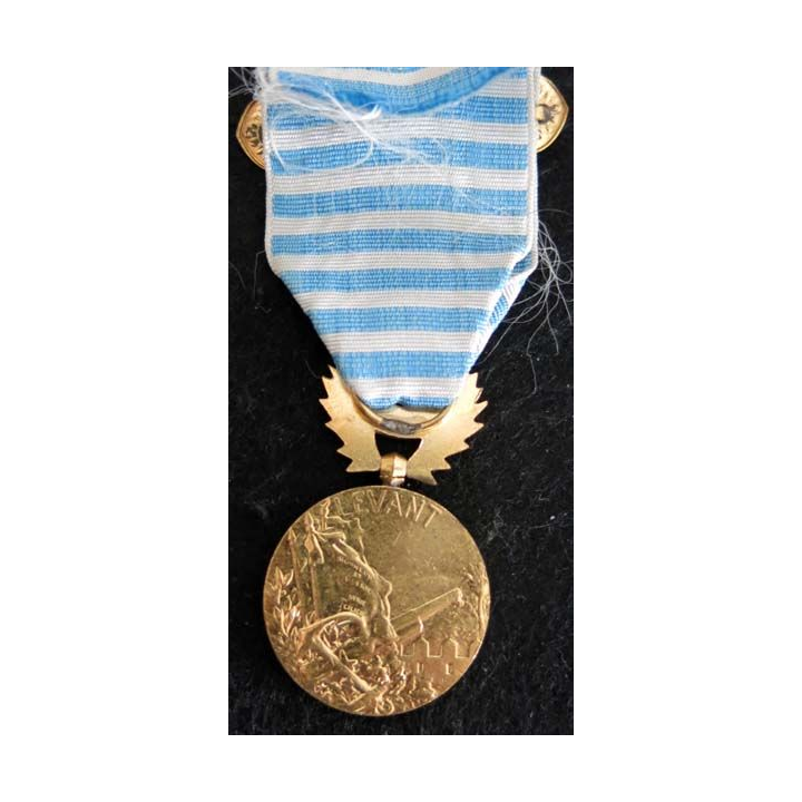 FRANCE : médaille commémorative du Levant en bronze de module 3 cm de diamètre avec sa barrette (220)