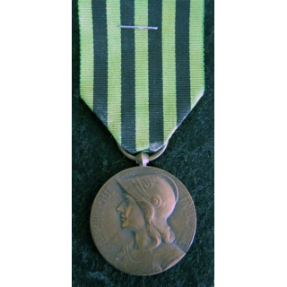 FRANCE : médaille commémorative de la guerre 1870-1871 en bronze diamètre 3 cm (220)