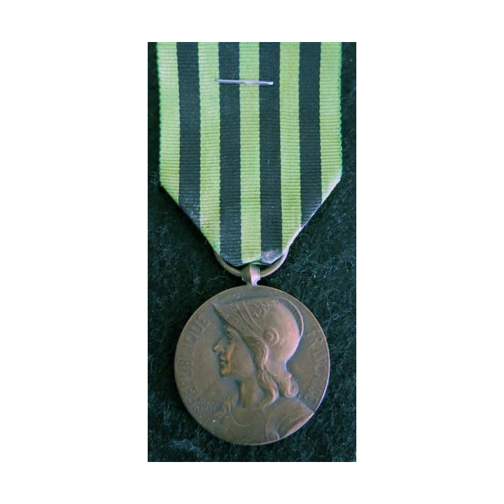 FRANCE : médaille commémorative de la guerre 1870-1871 en bronze diamètre 3 cm (220)