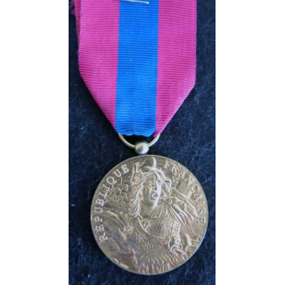 FRANCE : médaille de la défense nationale échelon bronze modèle en métal doré brillant (220)