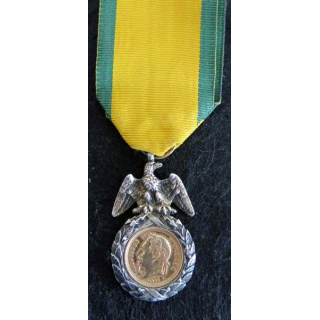 FRANCE : TRES ORIGINALE médaille militaire de Napoléon III avec au centre une pièce de Napoléon III biface (220)