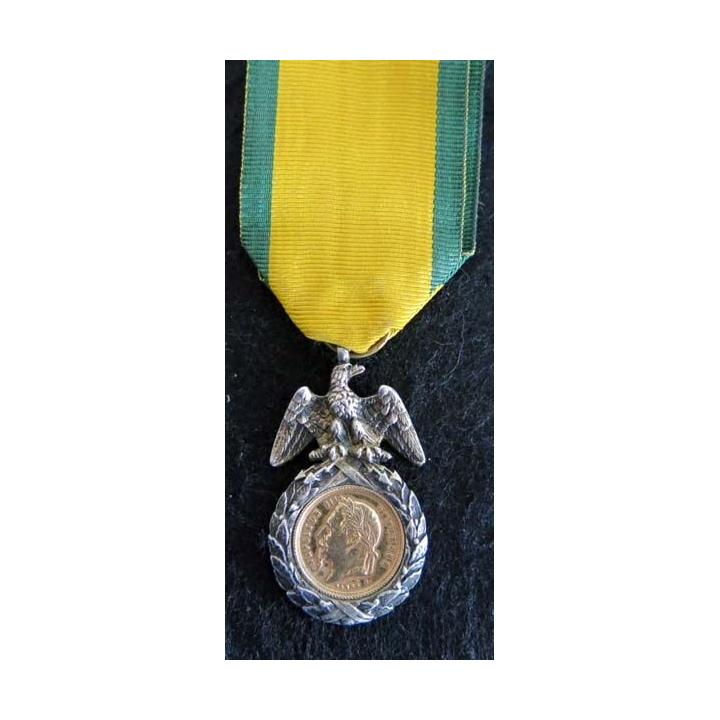 FRANCE : TRES ORIGINALE médaille militaire de Napoléon III avec au centre une pièce de Napoléon III biface (220)