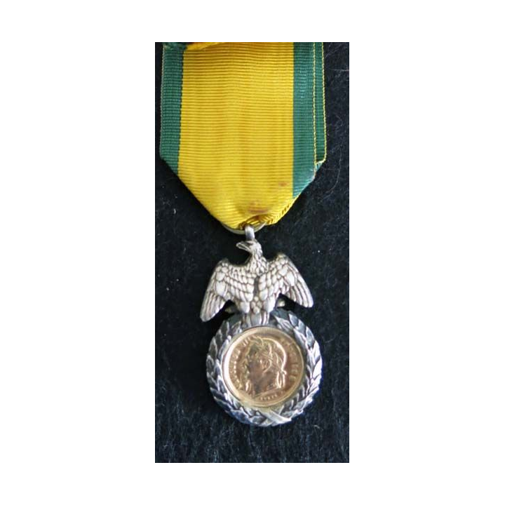 FRANCE : TRES ORIGINALE médaille militaire de Napoléon III avec au centre une pièce de Napoléon III biface (220)