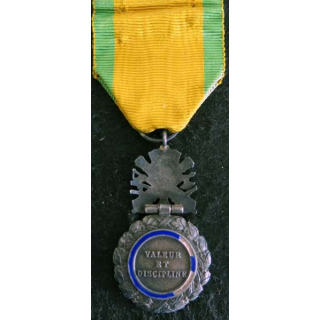 FRANCE : médaille militaire 3° république avec petit défaut d'émail au revers (220)