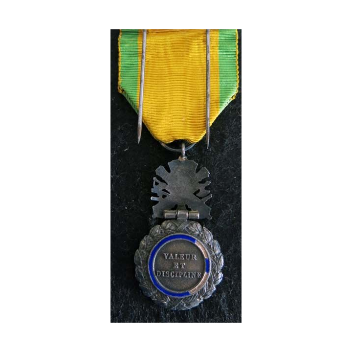 FRANCE : médaille militaire 3° république avec petit défaut d'émail au revers (220)