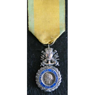 FRANCE : médaille militaire en argent émaux absents au verso (220)