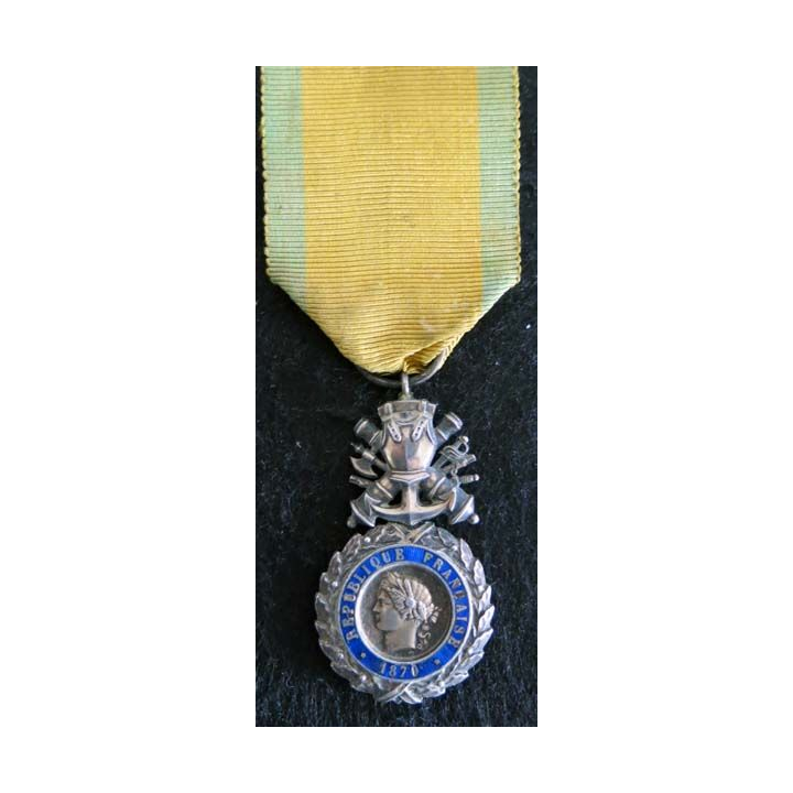 FRANCE : médaille militaire en argent émaux absents au verso (220)