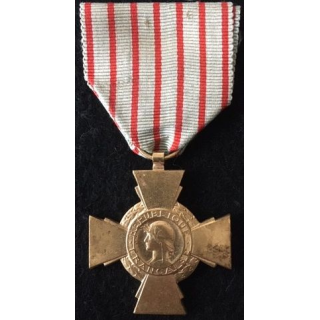 FRANCE : croix du combattant en métal doré ruban défraichi