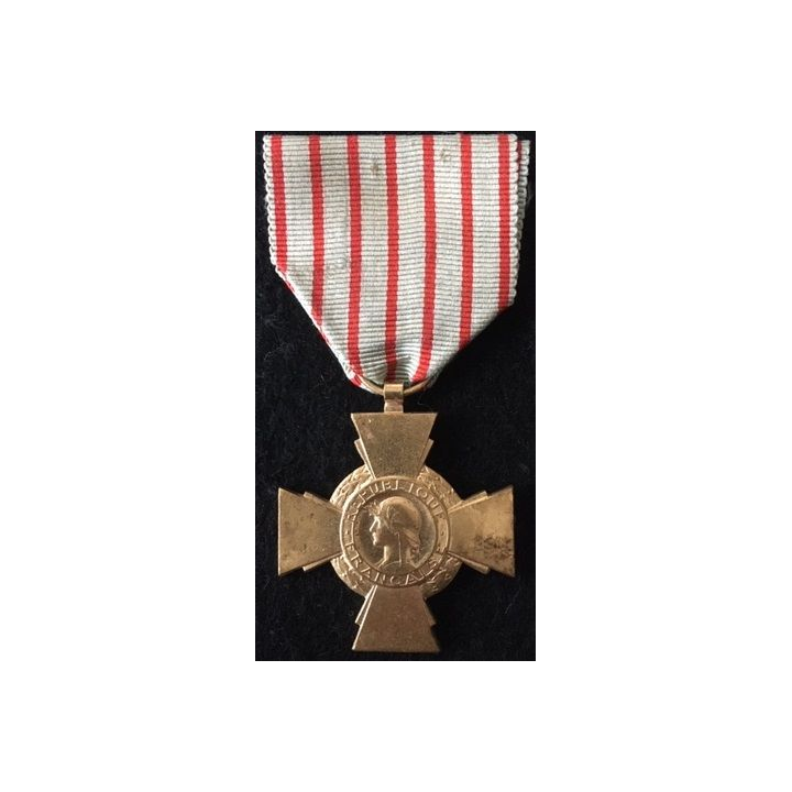 FRANCE : croix du combattant en métal doré ruban défraichi