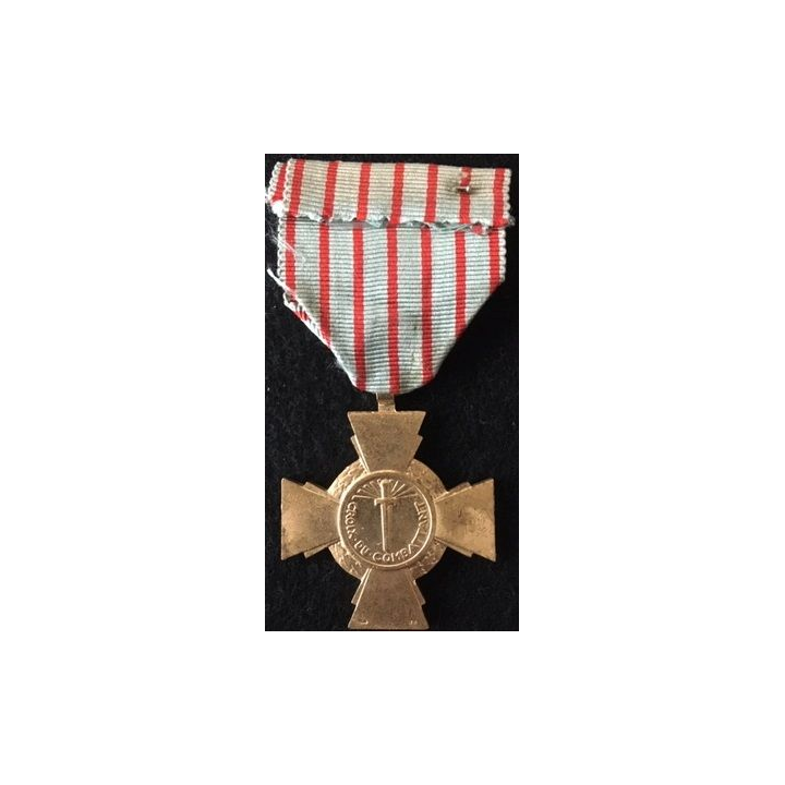 FRANCE : croix du combattant en métal doré ruban défraichi