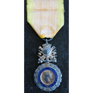 FRANCE : médaille militaire 3° république avec défaut d'émail au revers ruban défraichi
