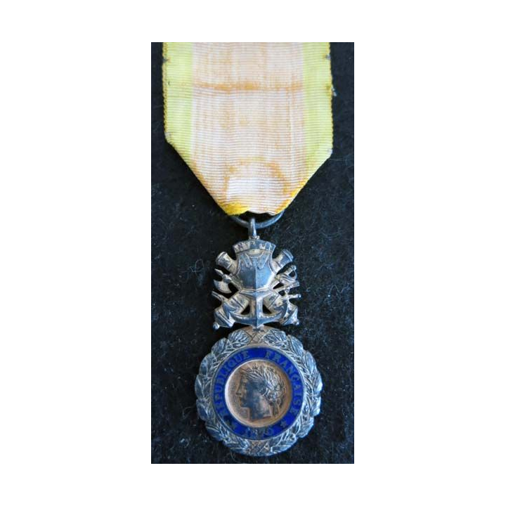 FRANCE : médaille militaire 3° république avec défaut d'émail au revers ruban défraichi
