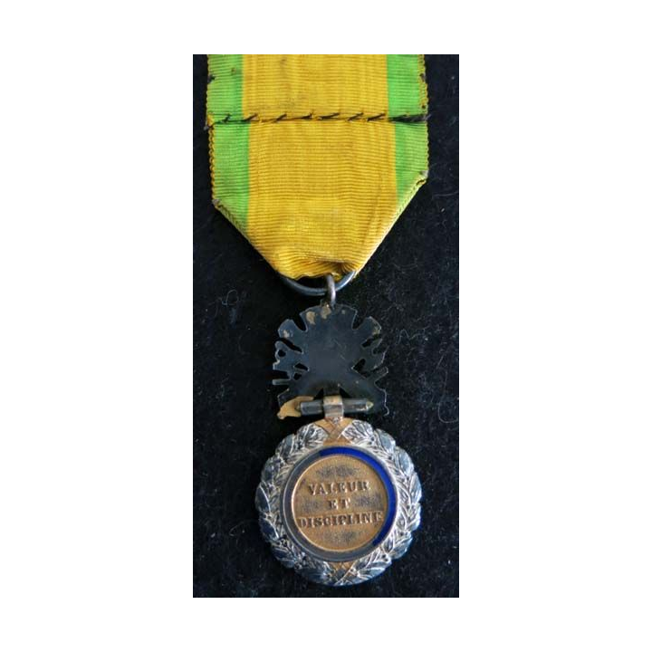 FRANCE : médaille militaire 3° république avec défaut d'émail au revers ruban défraichi