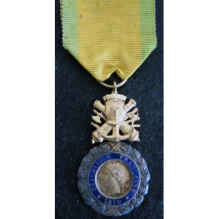 FRANCE : médaille militaire 3° république avec défaut d'émail au revers ruban défraichi