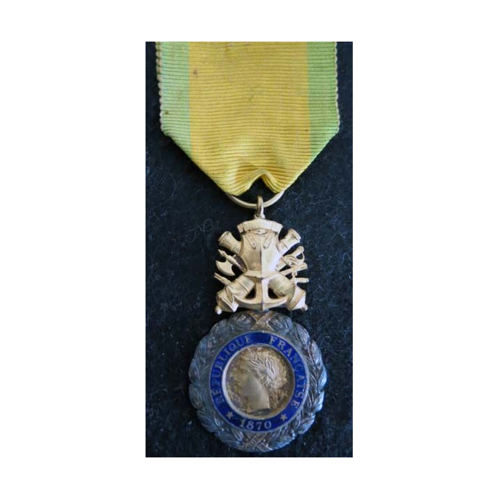 FRANCE : médaille militaire 3° république avec défaut d'émail au revers ruban défraichi