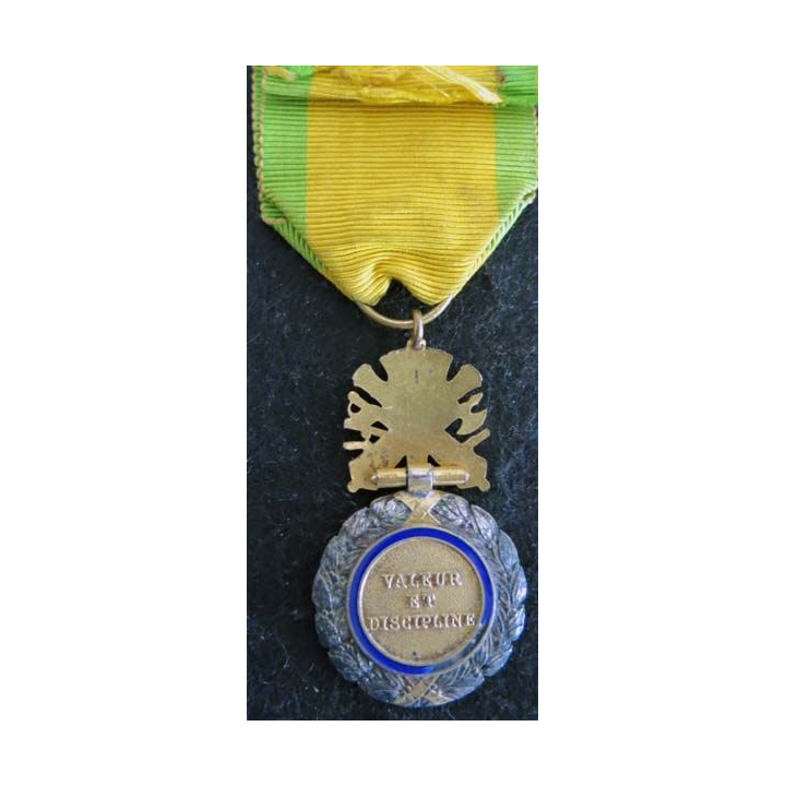 FRANCE : médaille militaire 3° république avec défaut d'émail au revers ruban défraichi