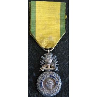 FRANCE : médaille militaire 3° république avec défaut d'émail au revers ruban défraichi