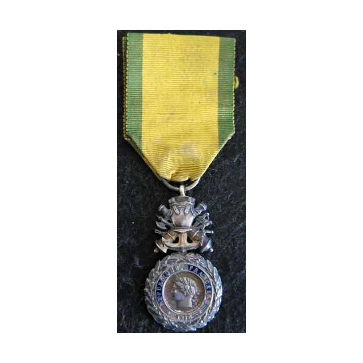 FRANCE : médaille militaire 3° république avec défaut d'émail au revers ruban défraichi
