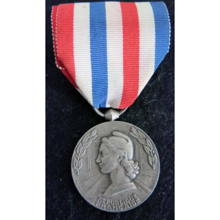 FRANCE : médaille d'honneur des chemins de fer attribuée en 1956 à Mme BETBEDER fabrication Georges Guiraud en bronze argenté