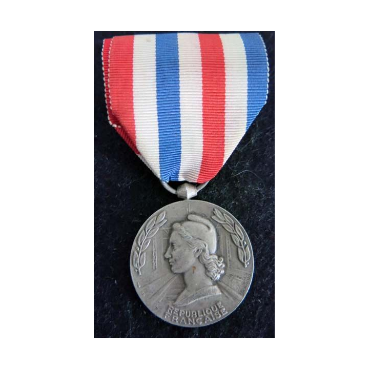 FRANCE : médaille d'honneur des chemins de fer attribuée en 1956 à Mme BETBEDER fabrication Georges Guiraud en bronze argenté