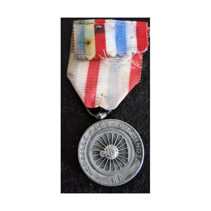 FRANCE : médaille des chemins de fer attribuée en 1944 à Mme M. DORNON en métal argenté (222)